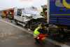 Mindestabstand nicht eingehalten?! Transporter kracht auf LKW: Fahrer hat keine Überlebenschance wird im Wrack eingeklemmt und stirbt noch an Unfallstelle