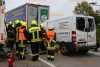 Mindestabstand nicht eingehalten?! Transporter kracht auf LKW: Fahrer hat keine Überlebenschance wird im Wrack eingeklemmt und stirbt noch an Unfallstelle