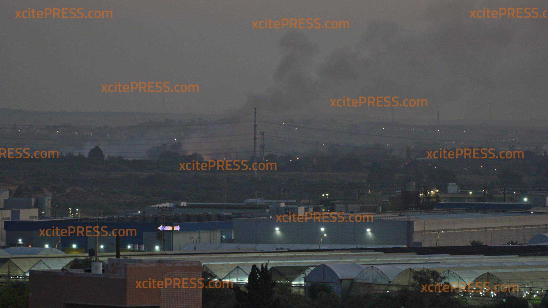 Hamas feuert weiter Raketen auf Israel - das israelische Militär setzt den Bodenangriff fort: Blick von der Grenzstadt Aschkelon auf den Gazastreifen - große Rauchsäulen in der Luft: Frontlinie gut zu erkennen