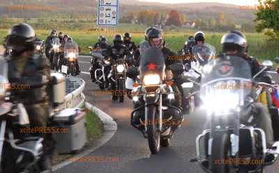 Nachtwölfe besuchen die Lausitz und Dresden: 70 Motorräder und mehrere Begleitfahrzeuge touren durch die Region