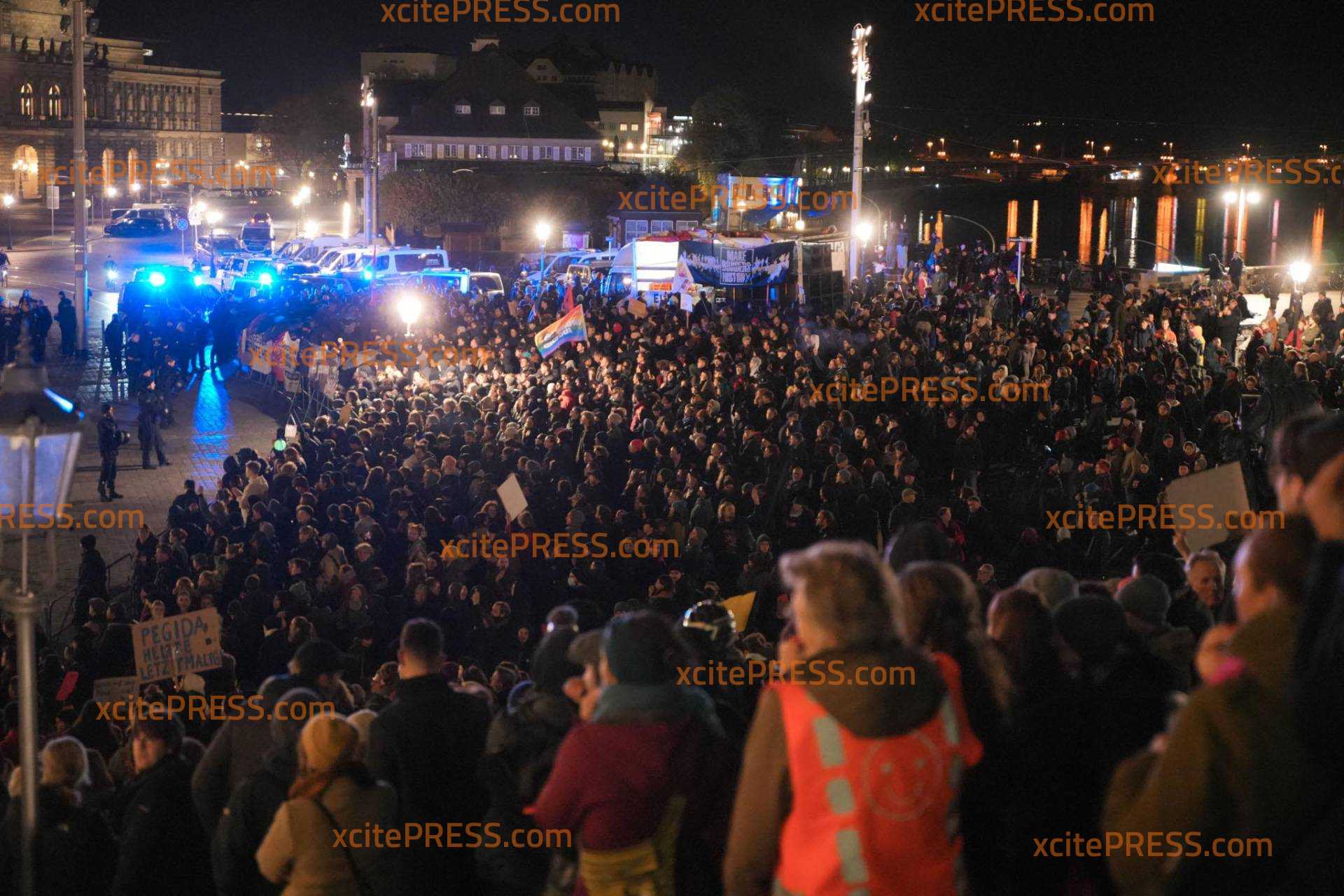 Update: O-Ton Polizei, Pyrotechnik bei Gegendemo: Fast doppelt so viele Gegendemonstranten vermiesen das 