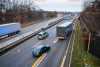 LKW-Unfall in Baustelle auf der A4: Laster verkeilt sich zwischen der Schutzplanke