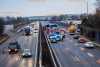 LKW-Unfall in Baustelle auf der A4: Laster verkeilt sich zwischen der Schutzplanke