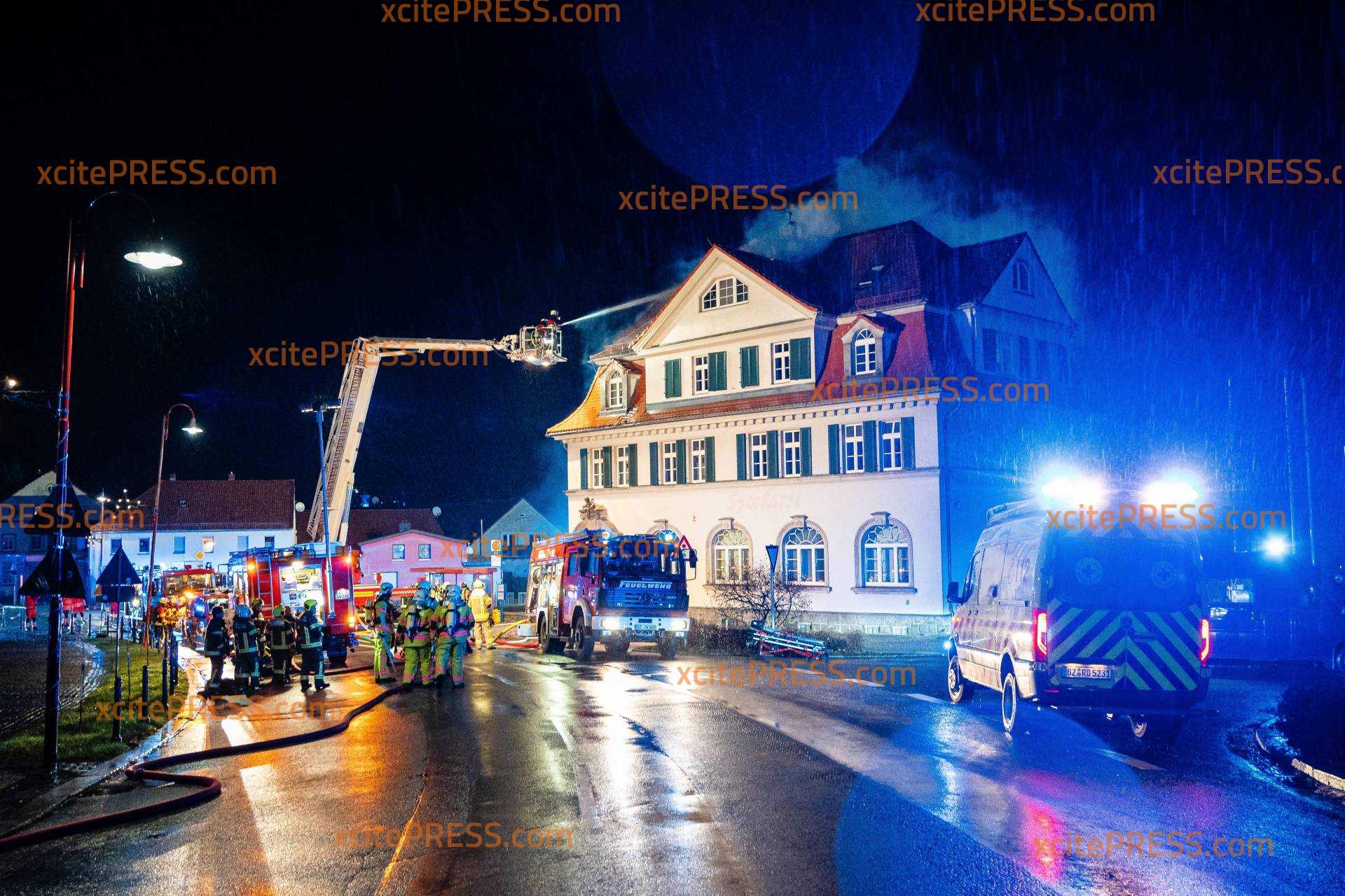 Tragischer Vorweihnachtsbrand von Wohnhaus: Tödliches Feuer erschüttert Gemeinde nur vier Tage vor Heiligabend