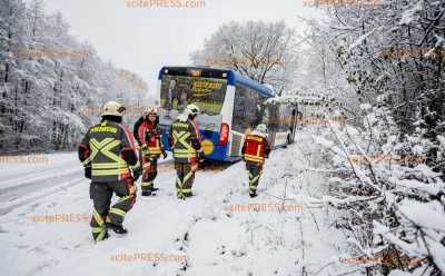 Massive Schneefälle führen zu Unfällen in der Lausitz: Linienbus kommt von Straße ab und rutscht in den Graben - Feuerwehr muss anrücken