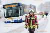 Massive Schneefälle führen zu Unfällen in der Lausitz: Linienbus kommt von Straße ab und rutscht in den Graben - Feuerwehr muss anrücken
