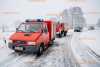 Massive Schneefälle führen zu Unfällen in der Lausitz: Linienbus kommt von Straße ab und rutscht in den Graben - Feuerwehr muss anrücken