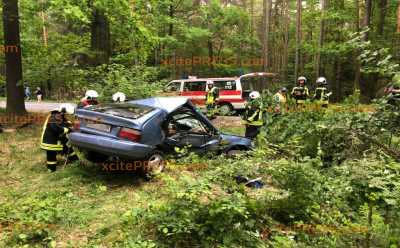 Schwerer Crash: PKW überschlägt sich und landet in Waldstück: Fahrer schwerstverletzt in Krankenhaus gebracht, Suche nach vermuteter zweiter Person eingestellt