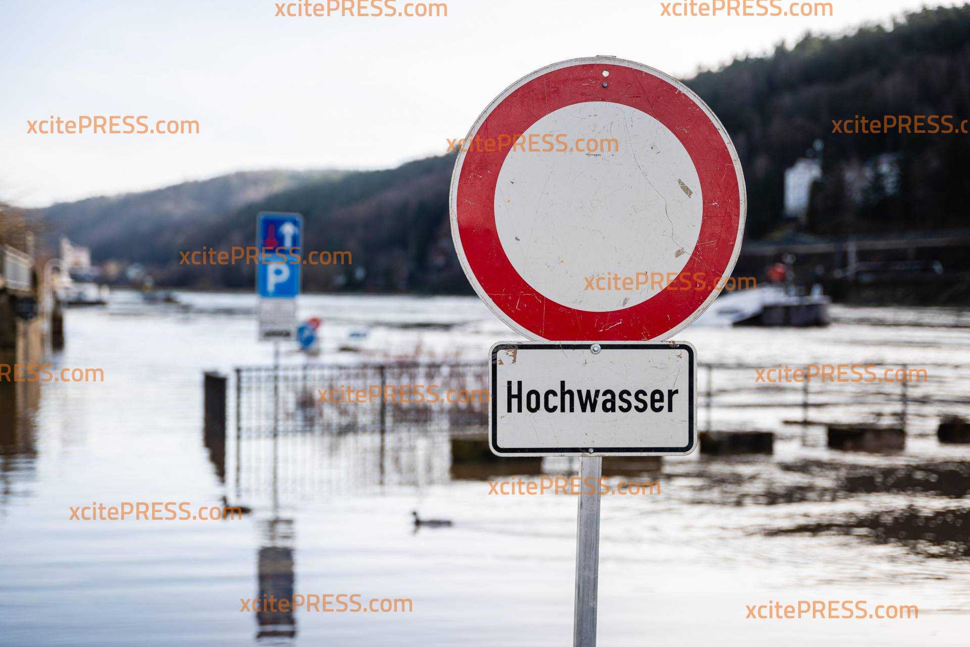 Elbehochwasser in der Sächsischen Schweiz: Alarmstufe 3 schon lang überschritten: Parkplätze und Radwege unter Wasser, Pegel steigt langsam, aber kontinuierlich