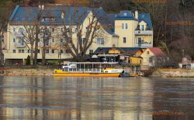 Schaulustige hinter Dämmen kommen der reißenden Strömung gefährlich nah: 