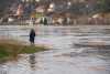 Schaulustige hinter Dämmen kommen der reißenden Strömung gefährlich nah: "Es ist sehr gefährlich (...) tödlich!" - Experte warnt und appelliert an die Bevölkerung: "Bitte bleiben Sie fern!": Das Elbe-Hochwasser wird zum gefährlichen Hingucker, Feuerwehr kontrolliert Hochwasser-Lage