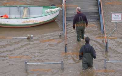 Hochwasser-Alarmstufe 3: Pegel der Elbe steigt kontinuierlich an und soll bis morgen noch weiter ansteigen! 6 Meter werden voraussichtlich heute erreicht, Dresden versucht sich vor den Wassermassen zu schützen : Personen laufen durch das Hochwasser: aktuelle Schnittbilder und Vox-Pops vom Donnerstagvormittag