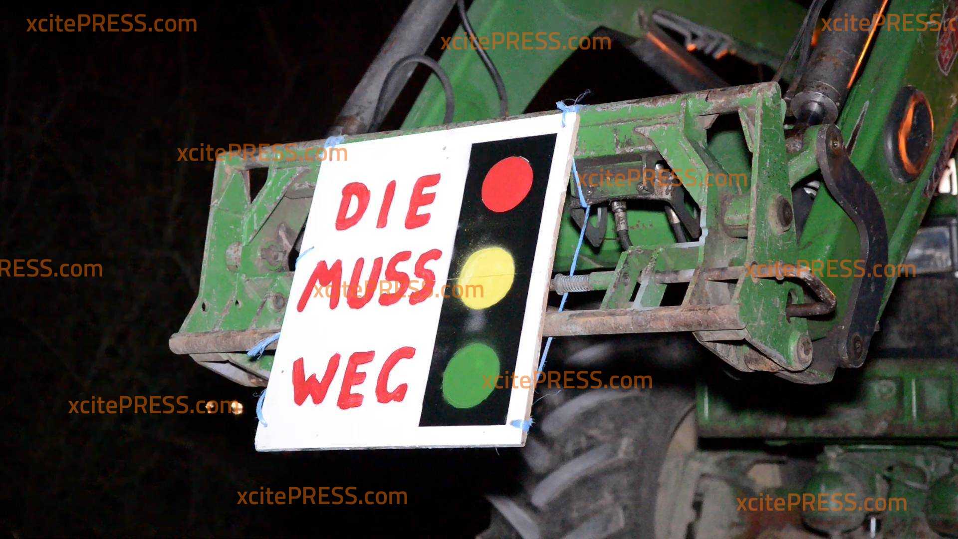 Bauernproteste: Landwirte im Landkreis Görlitz protestieren bereits am Sonntagabend: Autobahnauffahrt in Richtung Dresden dicht