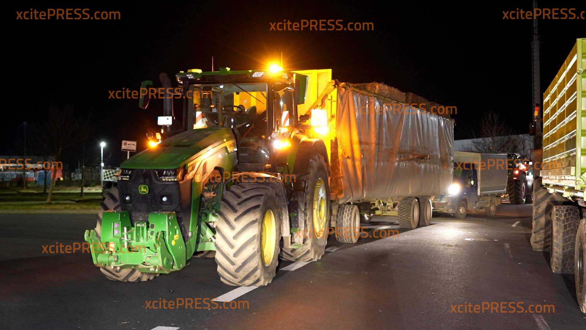 Bauern blockieren Netto-Zentrallager in Thiendorf: Keine LKWs kommen mehr aufs Gelände