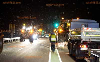 Bauerndemo beginnt auch in Ostsachsen - Zufahrt zur A4 bereits dicht!: Traktoren blockieren die S177 an der Autobahnanschlussstelle Pulsnitz