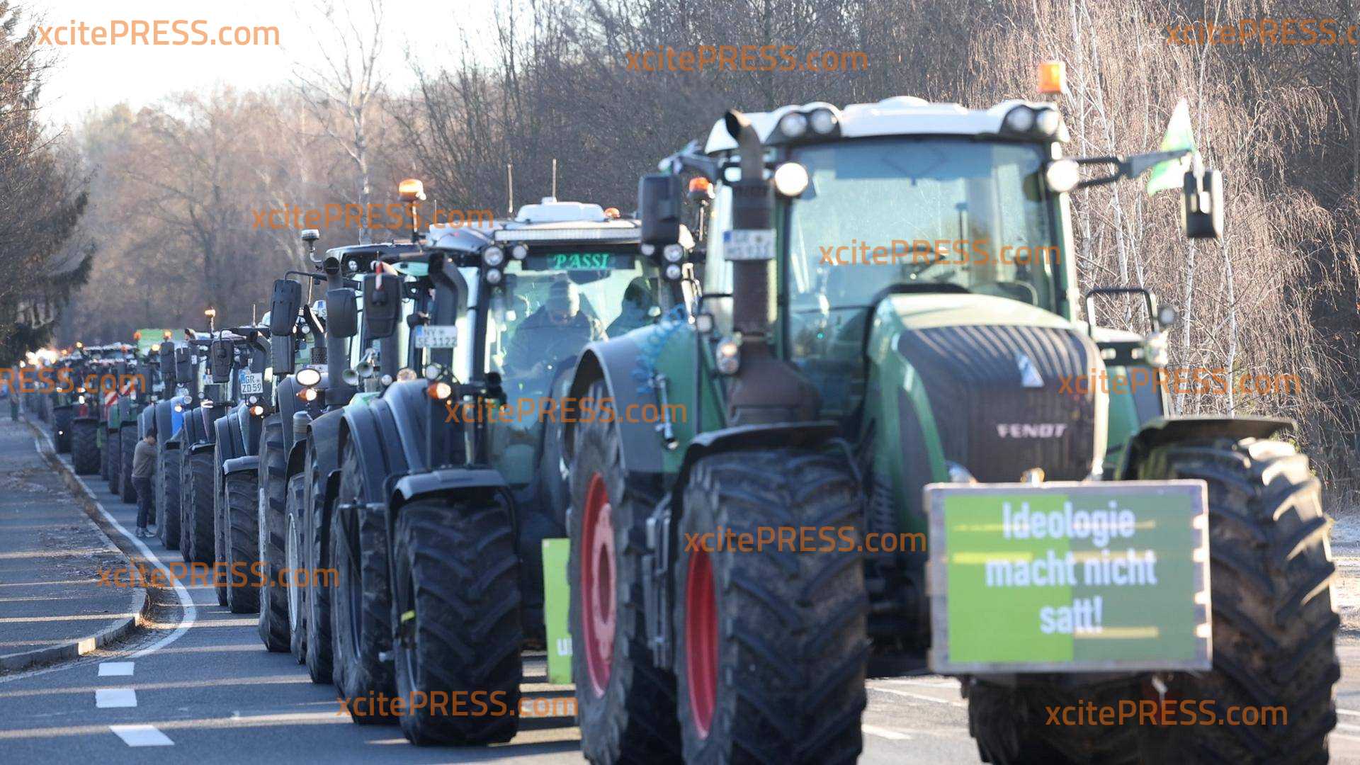 Hunderte Traktoren rollen zu Bauern-Großprotest nach Dresden: Mindestens 10 Kilometer Landwirtschaftsmaschinen auf Bundesstraße 6