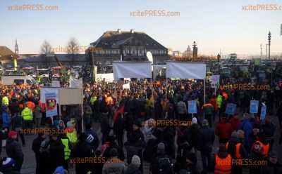 Mega-Bauernprotest in Dresden! Tausende Traktoren & Landwirte bei Kundgebung in der Innenstadt - Ministerpräsident Michael Kretschmer wird bei Rede ausgebuht & ausgepfiffen (ON TAPE)! Bauern fordern Rücktritt von Sachsens Landwirtschaftsminister Günther, Rechtsextreme Freie Sachsen versuchten Bauernprotest zu kapern: Sachsens Landeshauptstadt lahmgelegt, Polizei im Großeinsatz, massive Verkehrsbehinderungen