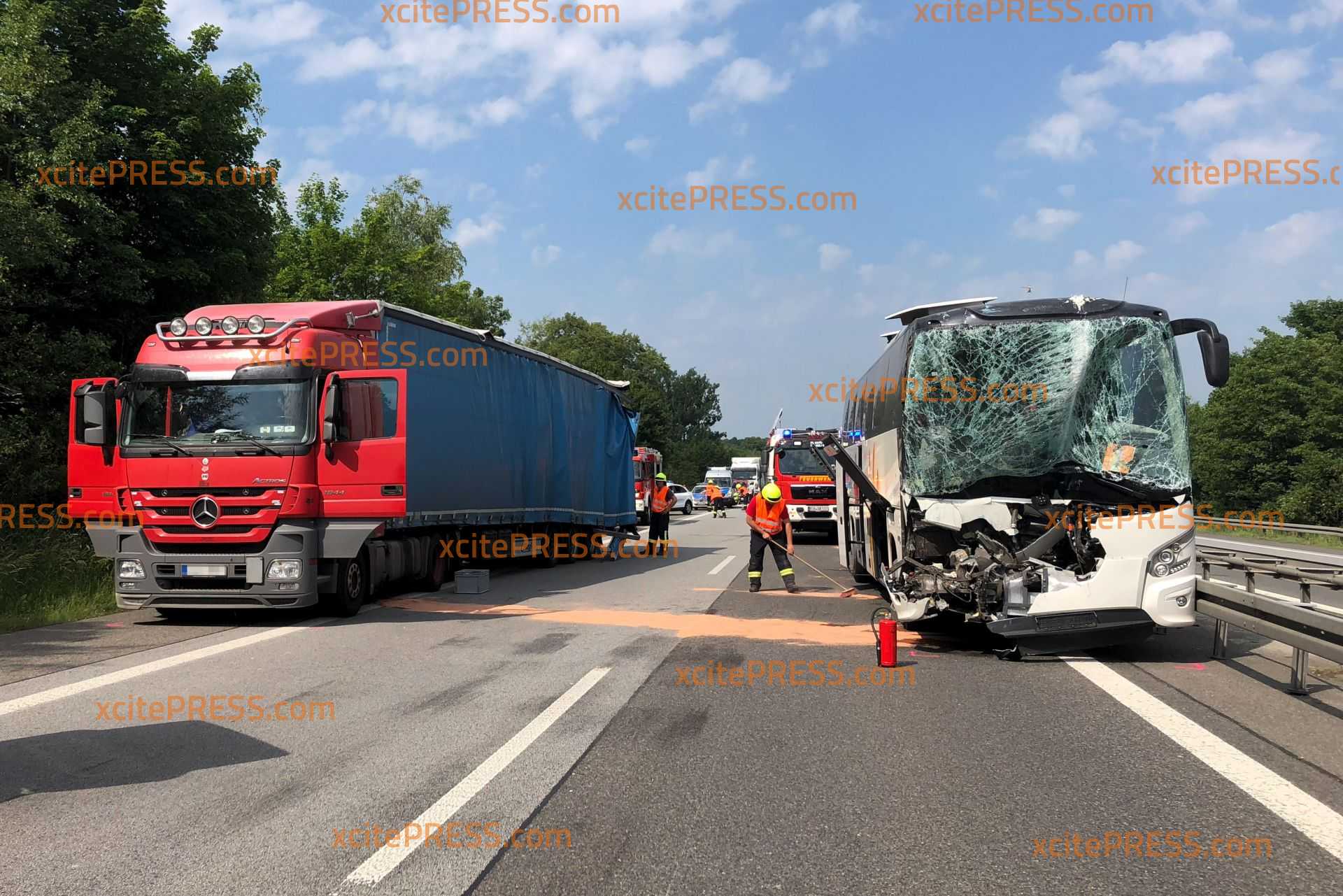 Bus fährt auf LKW auf: Busfahrer schwer verletzt: Rettungshubschrauber im Einsatz - Autobahn in Richtung Polen dicht