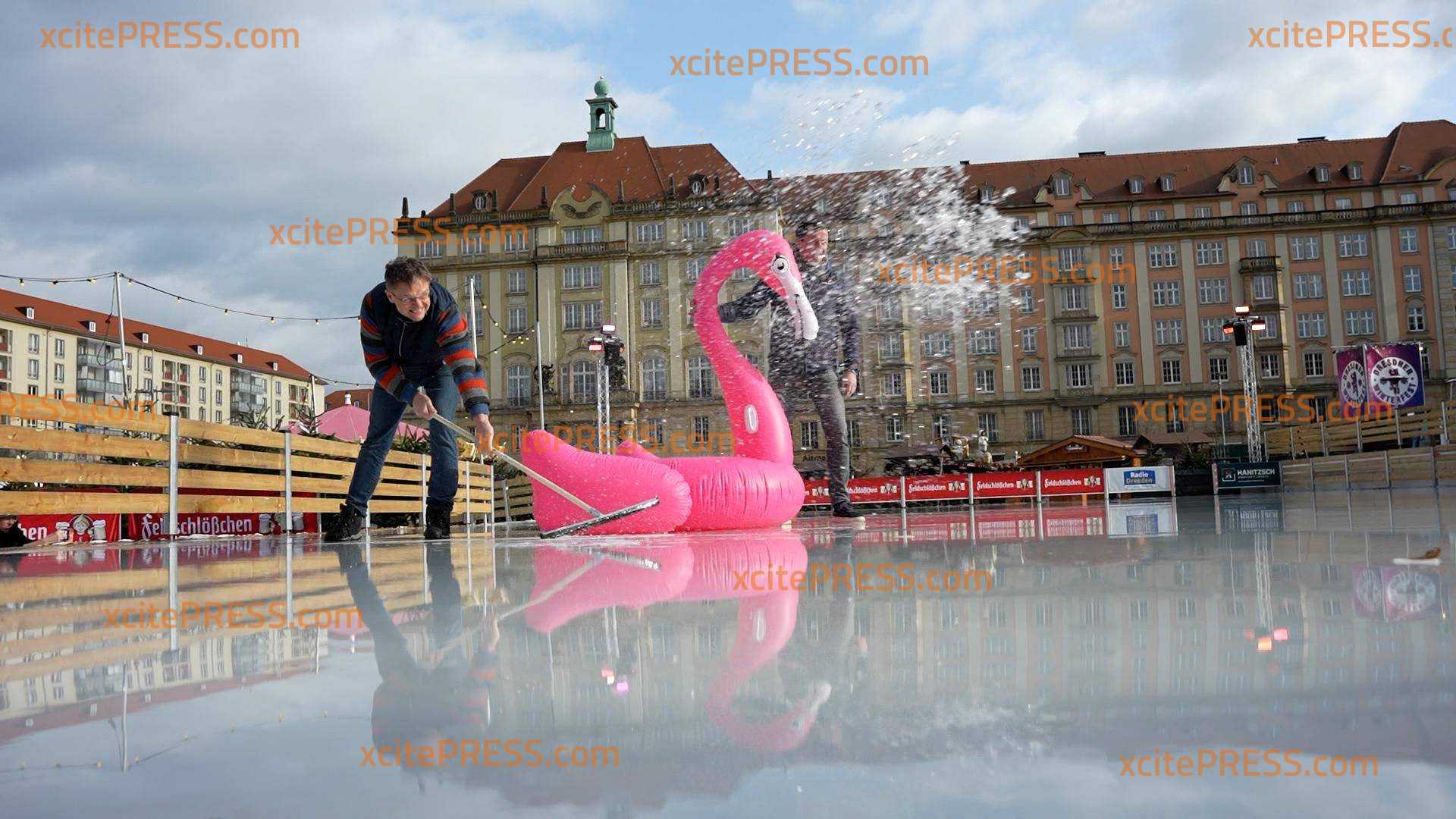 Orkanböen und Temperaturen bis zu 14°C verwandeln Eisbahn in Swimmingpool, Veranstalter schließt Eisbahn in der Innenstadt und geht mit Bade-Flamingo auf Tauchfühlung - doch der wird weggeweht! Besucher und Kinder traurig 