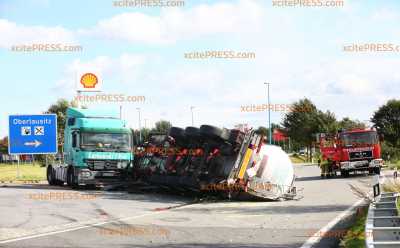 Durch Sturmböe?! LKW wird in Rasthof-Einfahrt umgeweht: LKW beladen - Fachberater hinzugezogen - Rasthof gesperrt