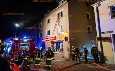 Brand in Mehrfamilienhaus: Feuerwehr rettet Bewohner und Hund aus verqualmten Haus