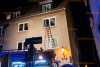 Brand in Mehrfamilienhaus: Feuerwehr rettet Bewohner und Hund aus verqualmten Haus