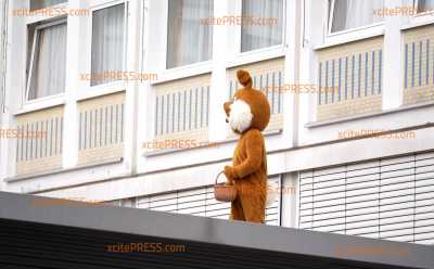 Osterhase muss von Krankenhausdach „gerettet“ werden und verteilt Geschenke: Aktion von Lausitzer Krankenhaus bringt Kinder zum Strahlen, auch Mitarbeiter und Feuerwehr wird beschenkt