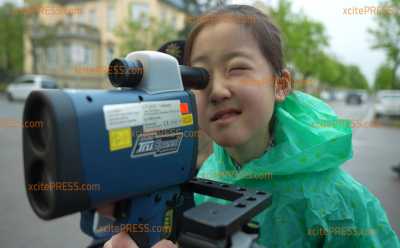 Kinder ziehen Raser aus dem Verkehr und verteilen grüne und gelbe Karten: Verkehrssicherheitsaktion kommt gut an - dennoch einige Autofahrer 20km/h zu schnell; Innenminister Schuster mit ehrgeizigem Ziel: 
