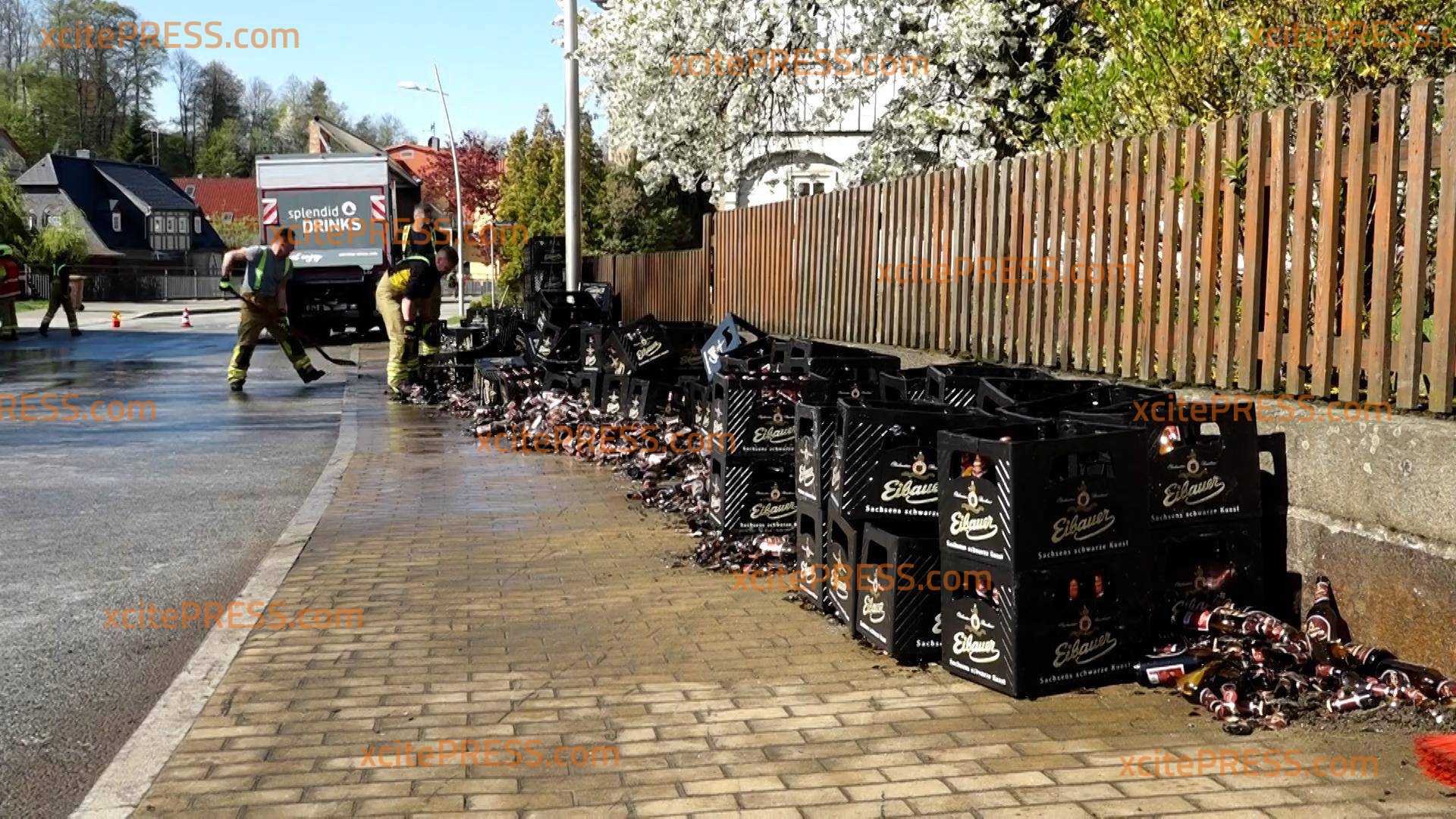 Bier-Alarm in Ebersbach: Laster verliert Ladung auf Hauptstraße: See aus Gerstenbräu ruft auch die Feuerwehr auf den Plan