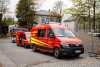 Unfall auf Baustelle: LKW kippt um, Feuerwehr muss anrücken: Fahrer muss durch Dachluke aus dem Fahrzeug klettern