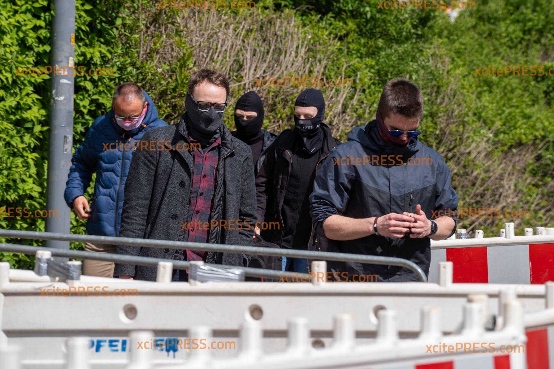 NEUE BILDER: Zahlreiche BKA-Beamte durchsuchen jetzt auch die zweite Wohnung (ON TAPE)! RAZZIA bei mutmaßlichen CHINA-SPION und AfD-Mitarbeiter in Dresden! 47-Jähriger Mitarbeiter von Maximilian Krah festgenommen - Polizisten durchsuchen Wohnung in Dresden: ausführliche Schnittbilder der Polizei-Razzia nach der Festnahme in der Nacht von Montag auf Dienstag