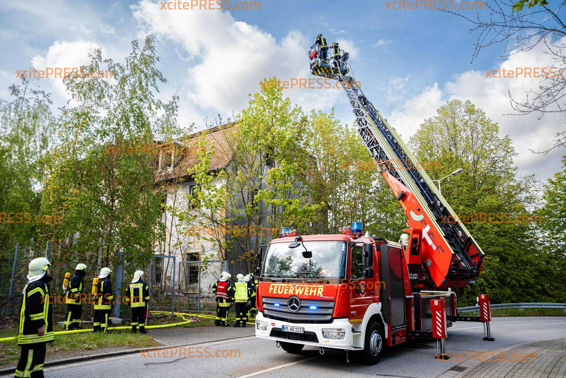 Brand in leerstehendem Haus - Haben hier Kinder herumgekokelt?: Feuerwehr löscht brennendes Sofa