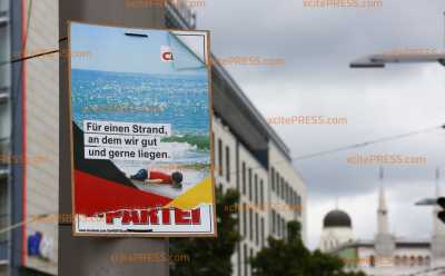 Geschmacklos: DIE PARTEI schockt mit Wahlplakat: Flüchtlingsjunge liegtleblos am Strand: „Für einen Strand, an dem wir gut und gerne liegen.“