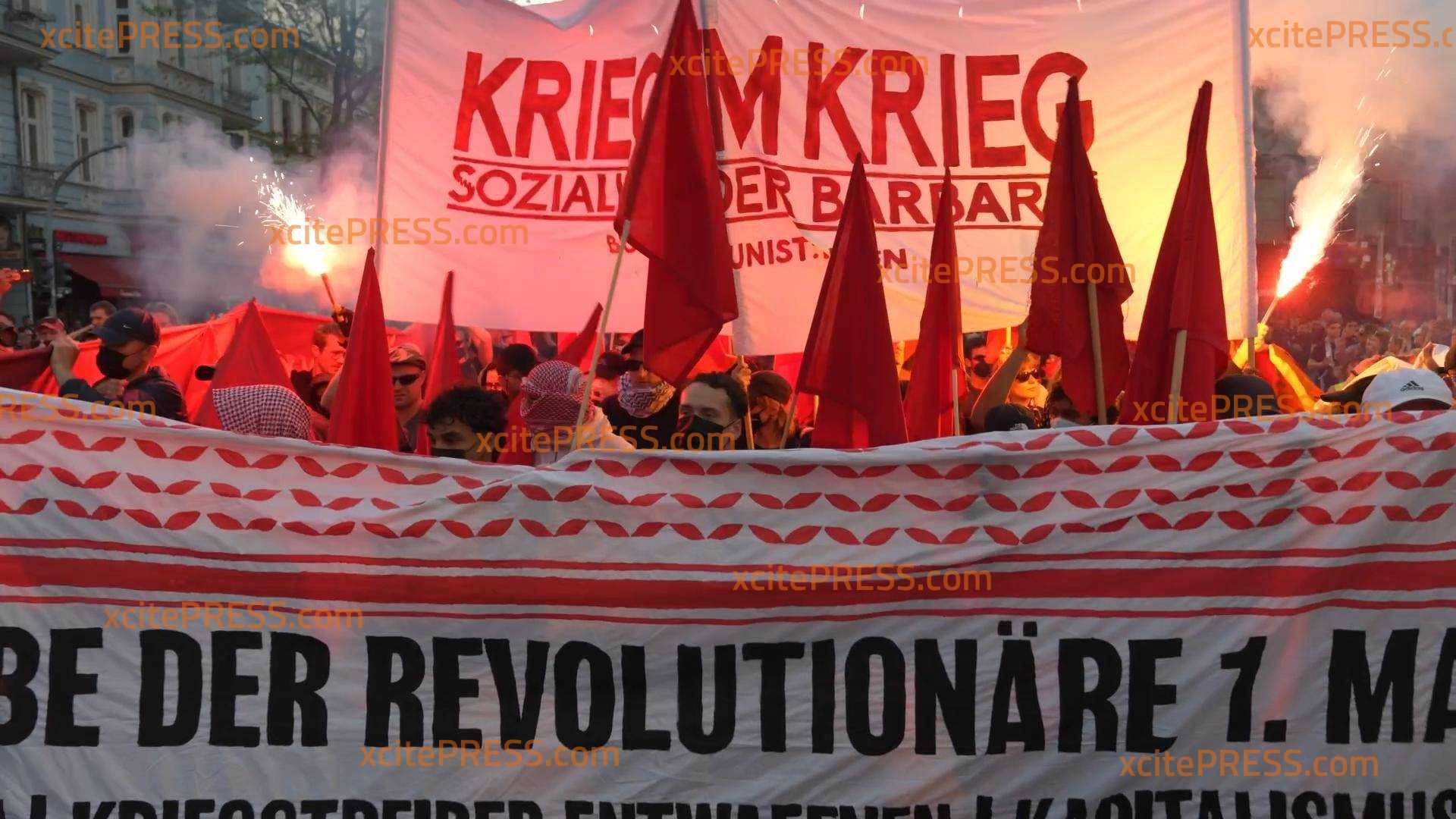 Am Ende gibts wieder Gerangel, Pfefferspray und kleinere Auseinandersetzungen (ON TAPE): 1. Mai Demo zieht durch die Bundeshauptstadt - Palästina ist Hauptthema: Vereinzelt 