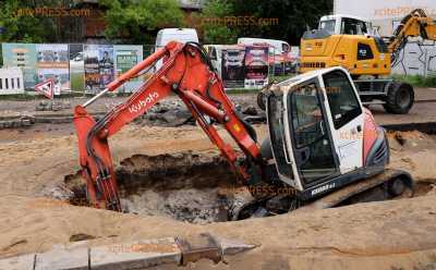 Erneuter Wasserrohrbruch überschwemmt Straße und füllt Tiefgaragen: Bagger versinkt auf Straße
