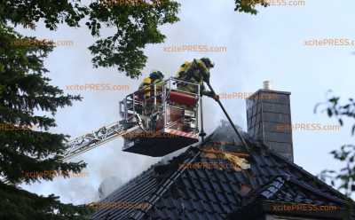 Feuer in Dachgeschoss in Dresden-Laubegast: Feuerwehr hat Brand schnell unter Kontrolle