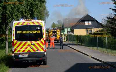 Brand von Photovoltaikanlage greift auf Dachstuhl über: Feuerwehr kann Übergreifen auf Haus verhindern