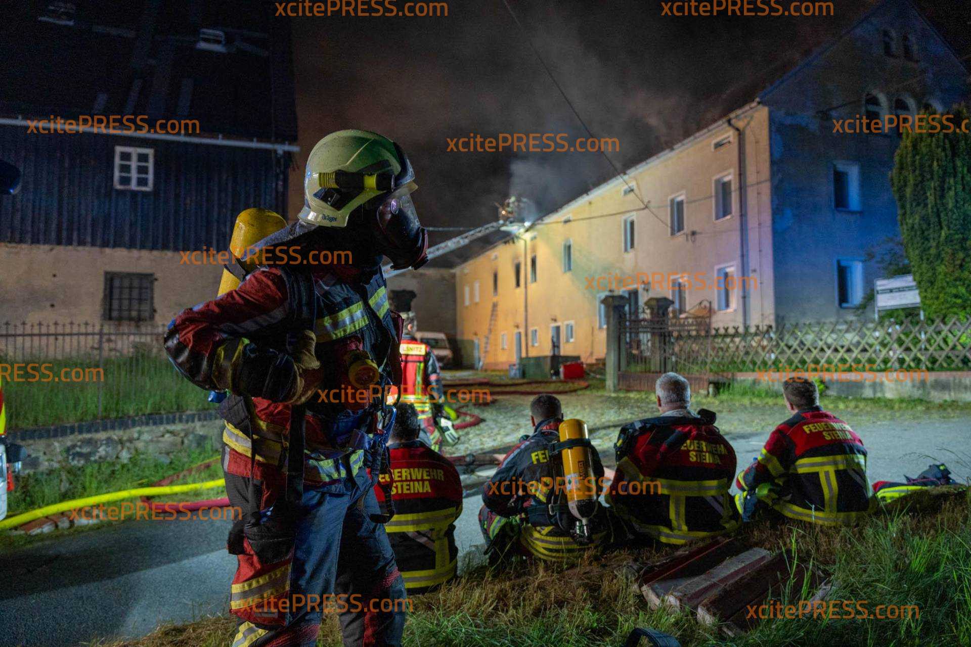 (UP) Einsatz seit 6 Stunden: Bewohner retten sich filmreif mit mehreren Bettlaken (ON TAPE) und Leitern aus Flammenhölle! Mind.  fünf Personen im Krankenhaus (1x lebensbedrohlich), auch ein Feuerwehrmann darunter; Kampf gegen Großbrand auch nach vier Stunden noch nicht erfolgreich - Einsturzgefahr macht Einsatz kompliziert: Pressesprecher: 