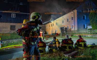 (UP) Einsatz seit 6 Stunden: Bewohner retten sich filmreif mit mehreren Bettlaken (ON TAPE) und Leitern aus Flammenhölle! Mind.  fünf Personen im Krankenhaus (1x lebensbedrohlich), auch ein Feuerwehrmann darunter; Kampf gegen Großbrand auch nach vier Stunden noch nicht erfolgreich - Einsturzgefahr macht Einsatz kompliziert: Pressesprecher: 