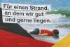 Geschmacklos: DIE PARTEI schockt mit Wahlplakat: Flüchtlingsjunge liegtleblos am Strand: „Für einen Strand, an dem wir gut und gerne liegen.“