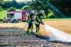 Aktue Gefahr vor Wald- und Feldbränden: Feuerwehr zündet Feld an, um Ernstfall zu proben