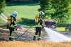 Aktue Gefahr vor Wald- und Feldbränden: Feuerwehr zündet Feld an, um Ernstfall zu proben