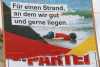 Geschmacklos: DIE PARTEI schockt mit Wahlplakat: Flüchtlingsjunge liegtleblos am Strand: „Für einen Strand, an dem wir gut und gerne liegen.“