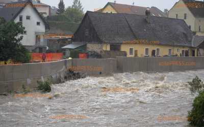Erste Häuser unter Wasser - Gmünd in Österreich steht Überflutung bevor: Einsatzkräfte fahren massiven Hochwasserschutz auf, um die Fluten aufzuhalten