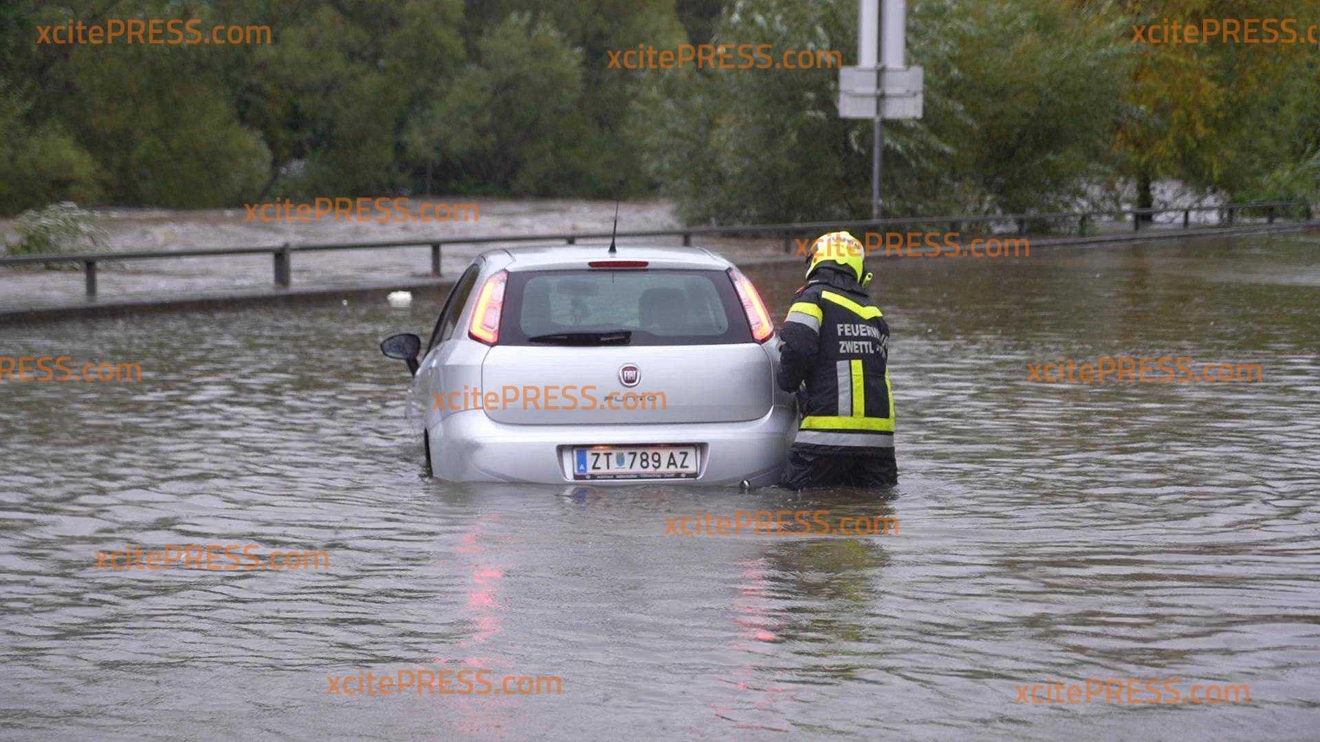 UPDATE: Zwettl wird von Hochwasser überrollt, Fluten treten in die Innenstadt ein: Feuerwehr muss Autofahrer aus dem Wasser retten (ON TAPE!)