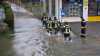 UPDATE: Zwettl wird von Hochwasser überrollt, Fluten treten in die Innenstadt ein: Feuerwehr muss Autofahrer aus dem Wasser retten (ON TAPE!)