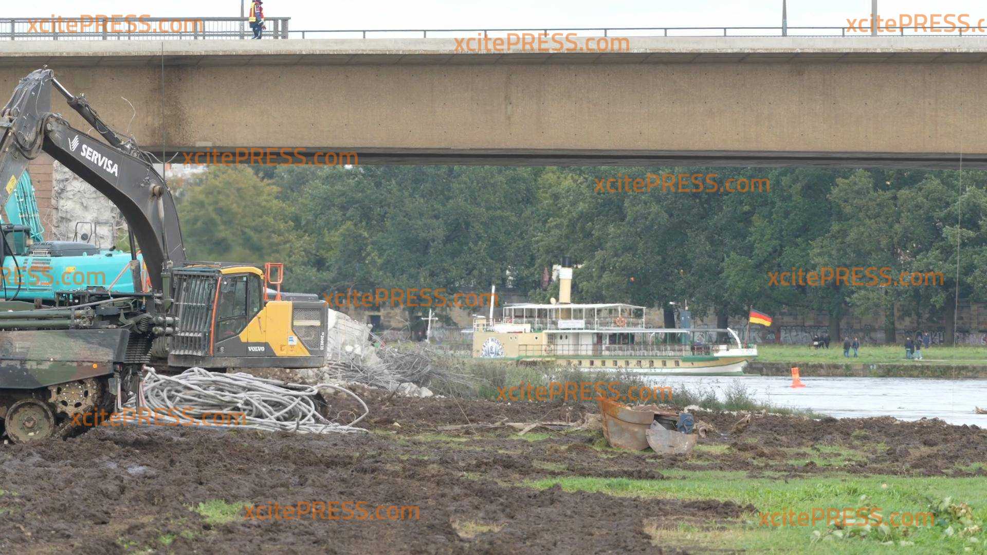 Abriss im Höchsttempo: Arbeiten sollen heute Abend beendet werden - Hochwasser rollt auf Carolabrücke zu: Brücke lässt Pegel bis zu 50 cm zusätzlich steigen, Alarmstufe 4 erwartet, Tausende Brücken- und Hochwassertouristen verstopfen Elbwiesen und Zugänge: 30 Soldaten helfen bei den Arbeiten