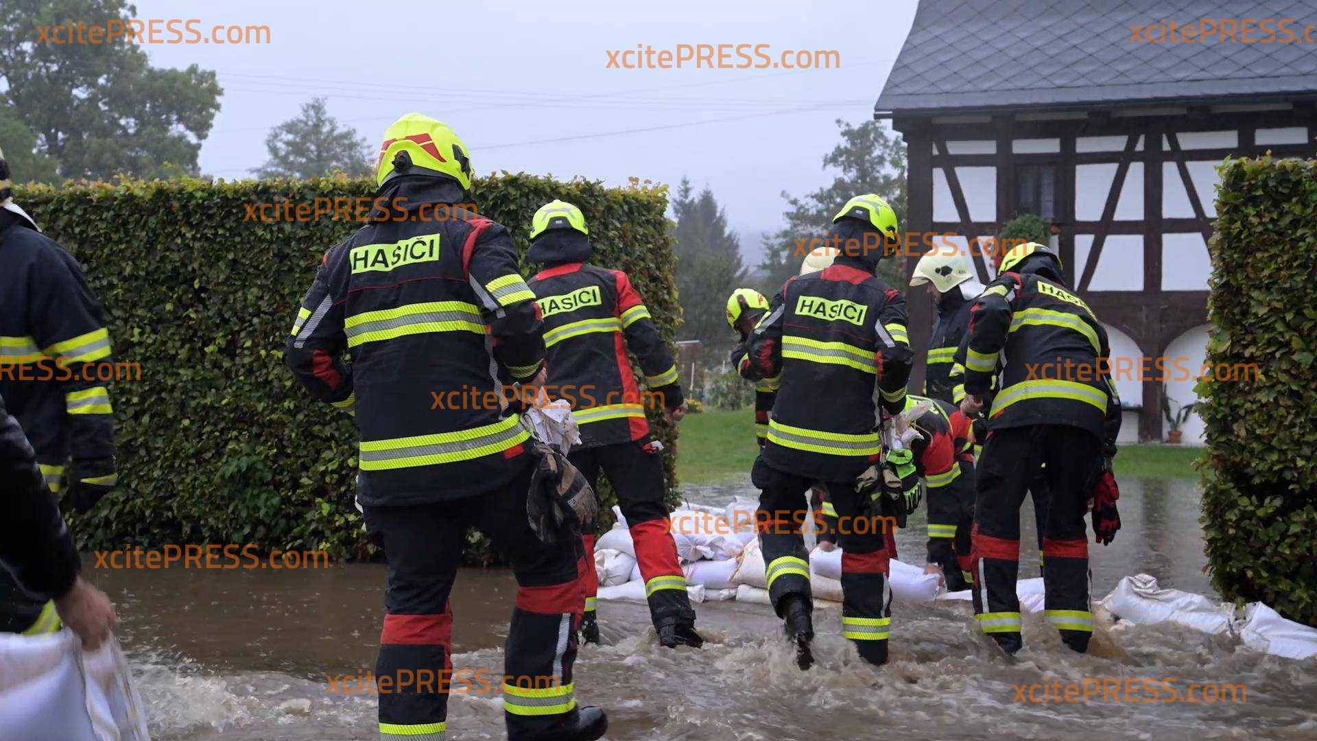 Dramatische Lage an der Grenze zu Deutschland: Hochwasser tritt auch in Hrádek nad Nisou über die Ufer der Neiße : Alarmstufe 3 in Tschechien und Deutschland - Feuerwehr im Großeinsatz