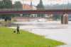 Vollgelaufene Keller, Wasser an der Fenstergrenze: Hochwasser erreicht Meissen - Pumpen laufen entlang der Elbe und Triebisch: Elbpegel soll noch weiter steigen