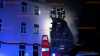 Dramatischer Wohnungsbrand: Großeinsatz in Mehrfamilienhaus :  Feuerwehr rettet mehrere Menschen und Tiere - Drehleiter kommt zum Einsatz
